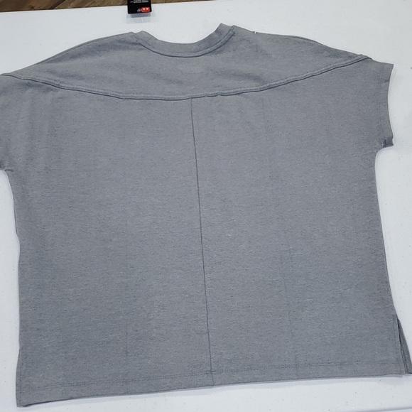 🆕️ Under Armour Longer Graphic Tee - Picture 6 of 7